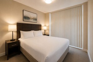 Iron/ironing board, WiFi, bed sheets - Polished 2BR Downtown Suite Near Waterfront & Events (Toronto)