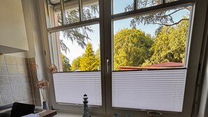 A kitchen with a window, a radiator, and a sink. - Apartment 'Idylle Ostsee' – Buddenhagen, Gateway to Usedom Island (Wolgast)
