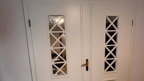 A white door with a glass panel and a metal handle. - Apartment 'Idylle Ostsee' – Buddenhagen, Gateway to Usedom Island (Wolgast)