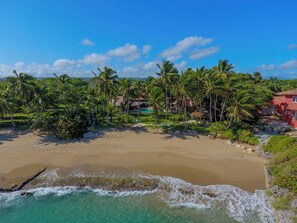 Beach - Beachfront Paradise  Pool & Staff  (Sosúa)