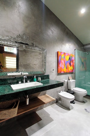 Shower, eco-friendly toiletries, hair dryer, bidet -     Emerald Penthouse, serene, mysterious, under the spell of the Tijuca Forest. (Rio de Janeiro)