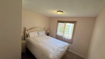 3 bedrooms, internet, bed sheets