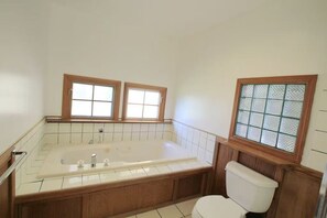 Bathroom - Spacious and comfortable home in Delta BC (Delta)