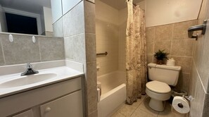 Toallas, jabón, papel de baño 