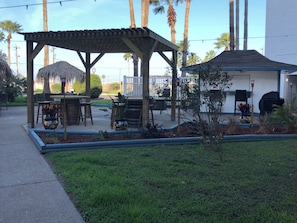 Outdoor dining - Cozy 1-bedroom condo in serene Corpus Christi. (Corpus Christi)