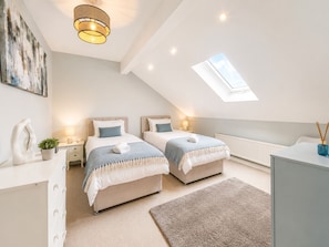 4 Schlafzimmer, Schreibtisch, Bügeleisen/Bügelbrett, Reisekinderbett