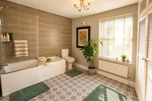 Hair dryer, towels, soap, toilet paper - The Willow Chester | Parking | Canal Walks | Large Garden | Sleeps 8 (Chester)
