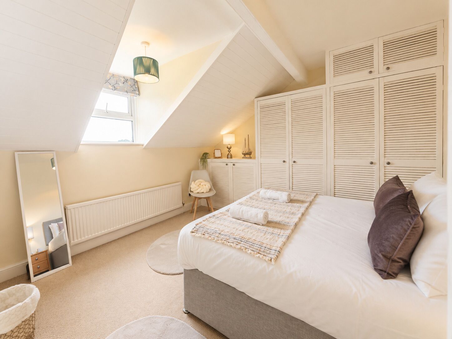 4 bedrooms, desk, iron/ironing board, travel crib