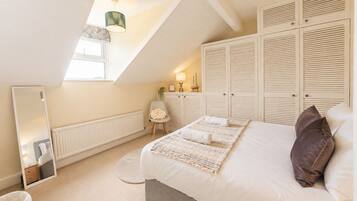 4 bedrooms, desk, iron/ironing board, travel crib