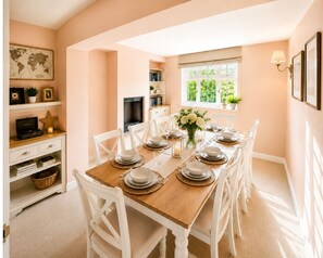 Dining - The Willow Chester | Parking | Canal Walks | Large Garden | Sleeps 8 (Chester)