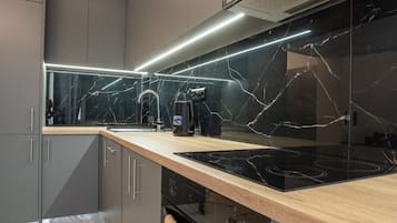 Wasserkocher mit Kaffee-/Teezubehör, Kühlschrank, Ofen, Herdplatte