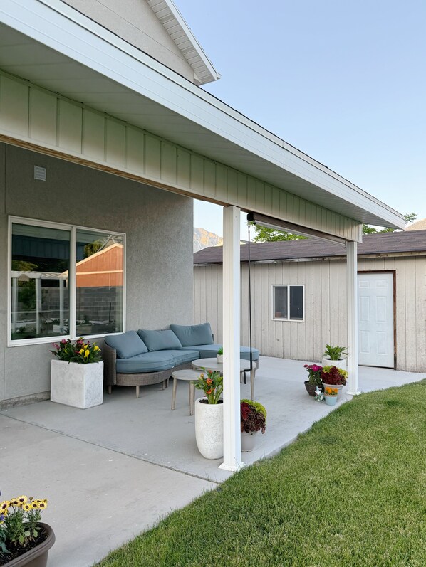 Terrace/patio - Cozy Two-Level Basement Suite - Kitchen & Laundry (Orem)