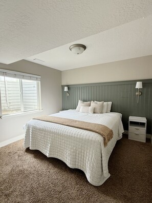 Room - Cozy Two-Level Basement Suite - Kitchen & Laundry (Orem)