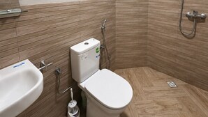 Un baño moderno con inodoro, lavabo y ducha.