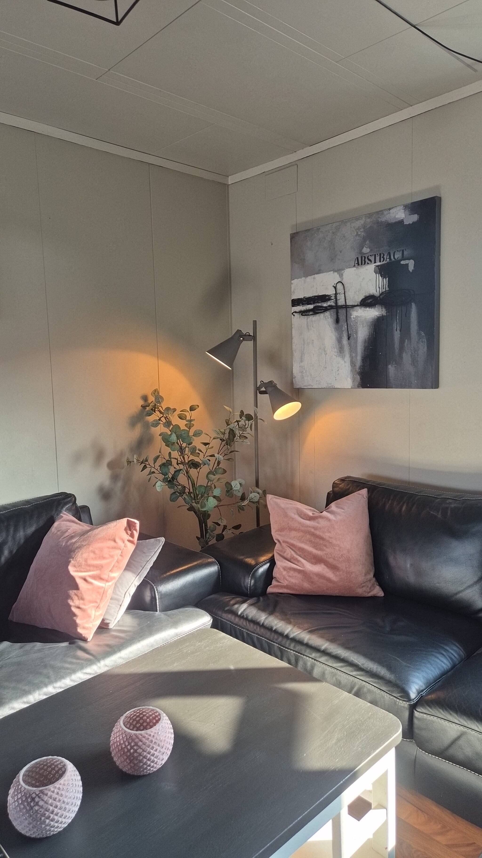 House, 5 Bedrooms, Balcony | Living room