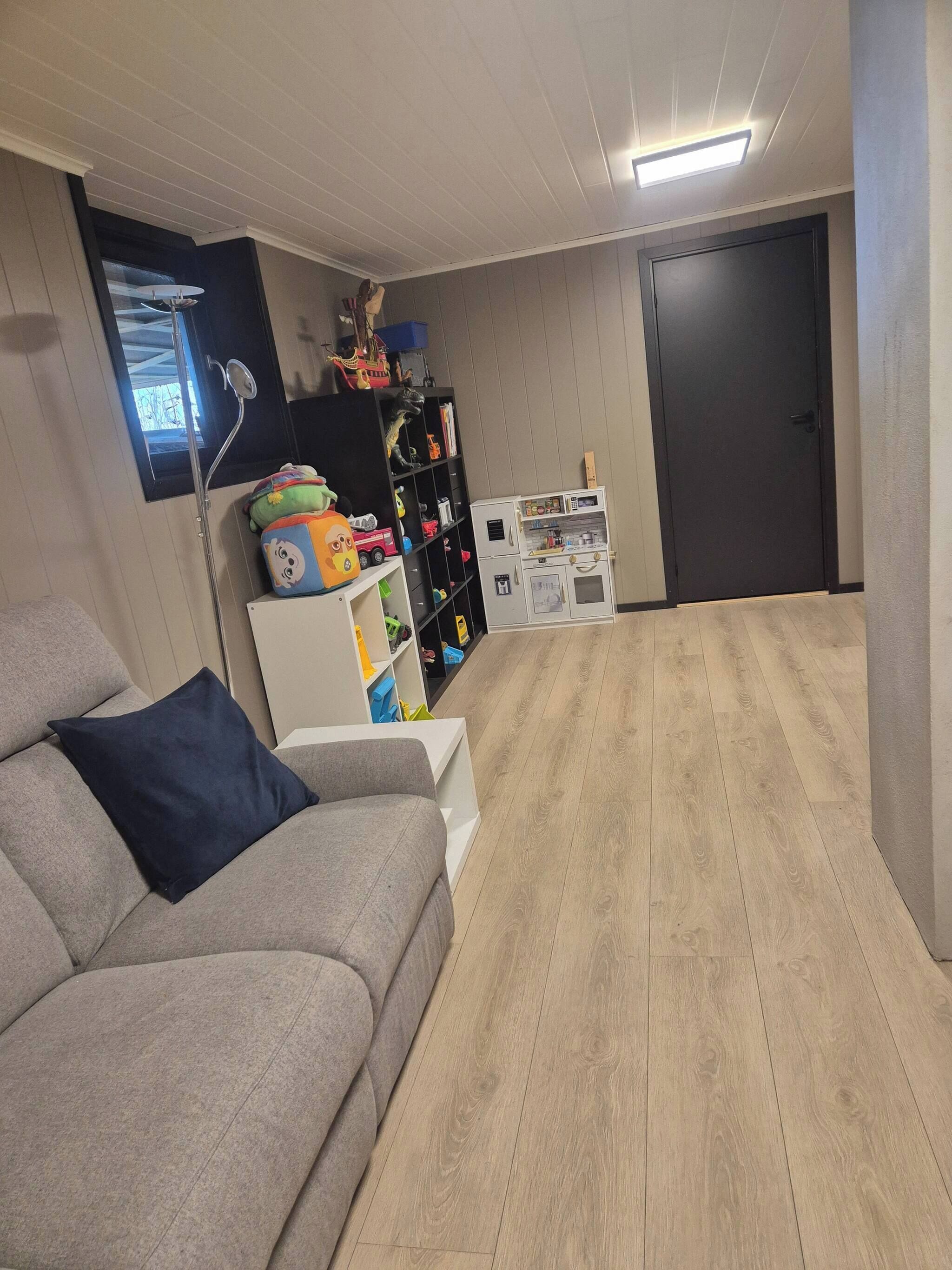 House, 5 Bedrooms, Balcony | Living room