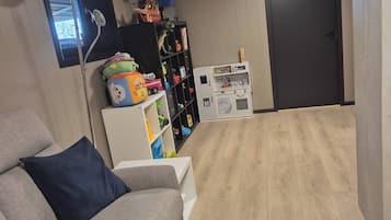 House, 5 Bedrooms, Balcony | Living room