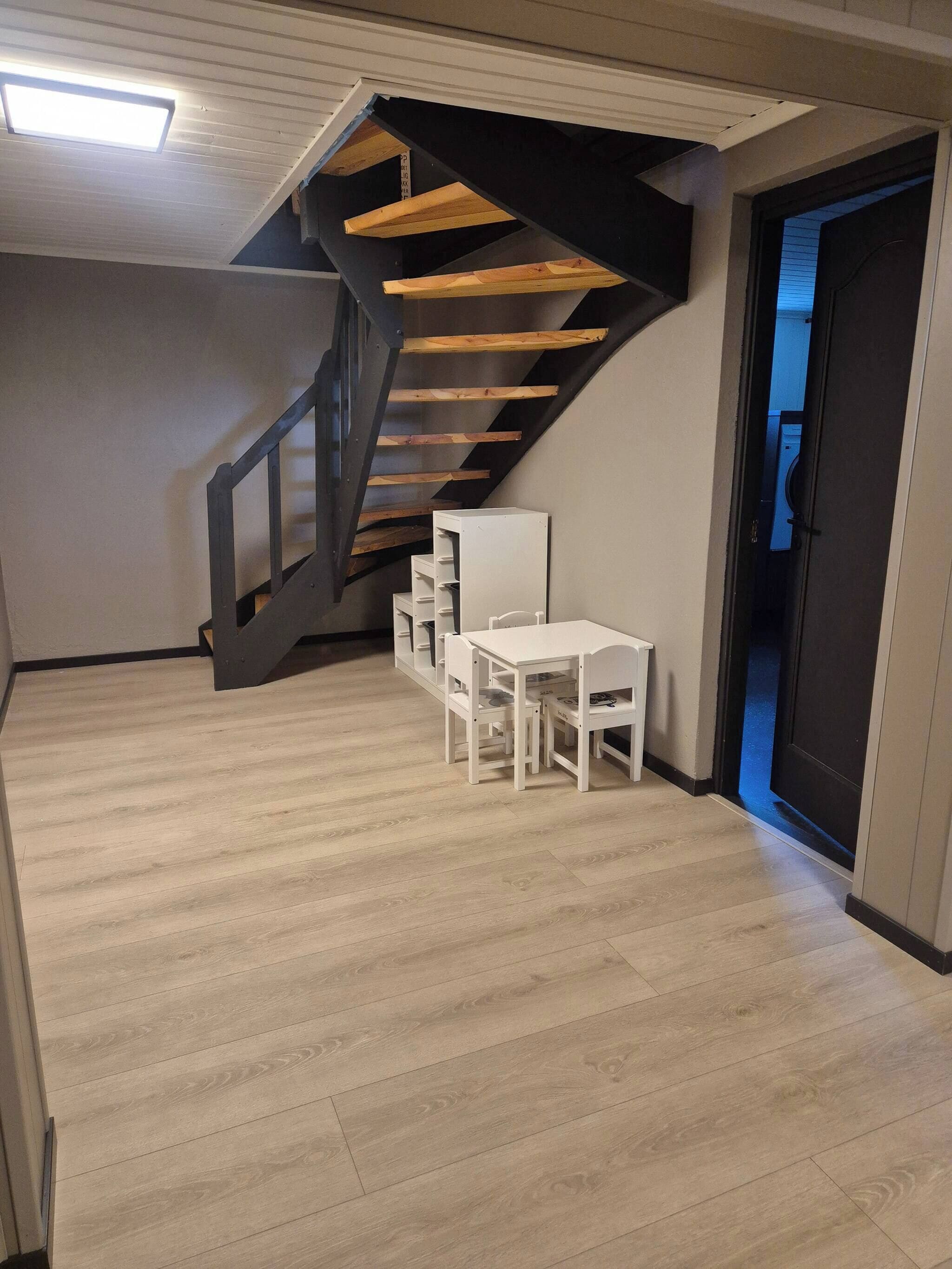 House, 5 Bedrooms, Balcony | Interior