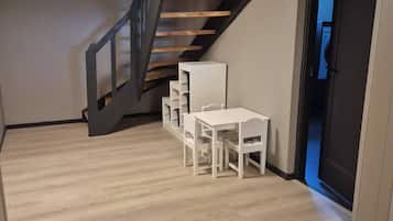 House, 5 Bedrooms, Balcony | Interior