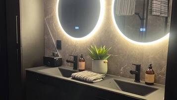 Nhà, 5 phòng ngủ, ban công | Phòng tắm