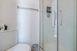 Bathroom - Modern Double Studio Flat | Coventry CV2 | Parking (Coventry)