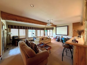 Ein großzügiges Wohnzimmer mit einer Couch, einem Couchtisch und einem Fernseher.
