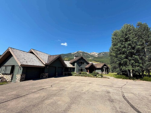 Slate River Retreat-Private hot tub & pet friendly