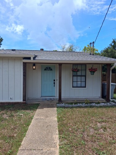 Beautiful 2-bedroom home with a Great Location 10 minutes to Pensacola Beach!!