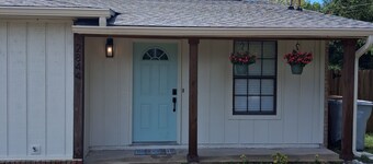 Beautiful 2-bedroom home with a Great Location 10 minutes to Pensacola Beach!!