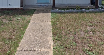 Beautiful 2-bedroom home with a Great Location 10 minutes to Pensacola Beach!!