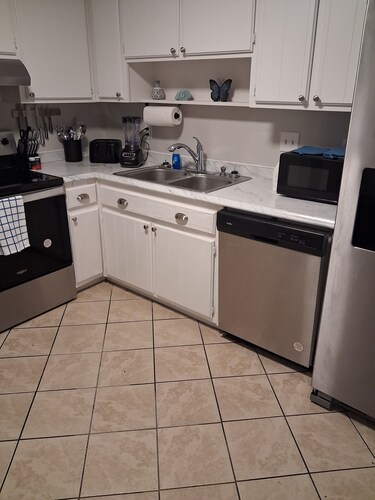 Beautiful 2-bedroom home with a Great Location 10 minutes to Pensacola Beach!!