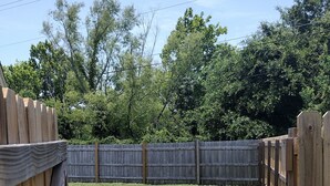 Property grounds - Beautiful 2-bedroom home with a Great Location 10 minutes to Pensacola Beach!! (Gulf Breeze)