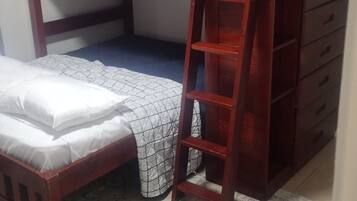 2 slaapkamers, een strijkplank/strijkijzer, gratis wifi, beddengoed