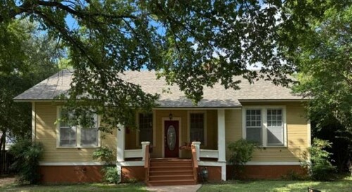 Charming vintage home in Belton Historic District, 1/2 Blk to Mary H/B Unv.