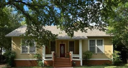 Charming vintage home in Belton Historic District, 1/2 Blk to Mary H/B Unv.