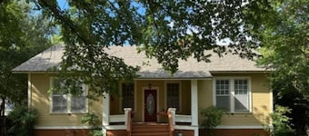 Charming vintage home in Belton Historic District, 1/2 Blk to Mary H/B Unv.