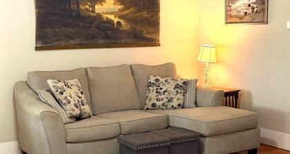 Charming vintage home in Belton Historic District, 1/2 Blk to Mary H/B Unv.