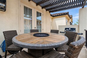 Outdoor dining - Desert Home w/ Fire Pit, Large Pool, & Hot tub (Washington)