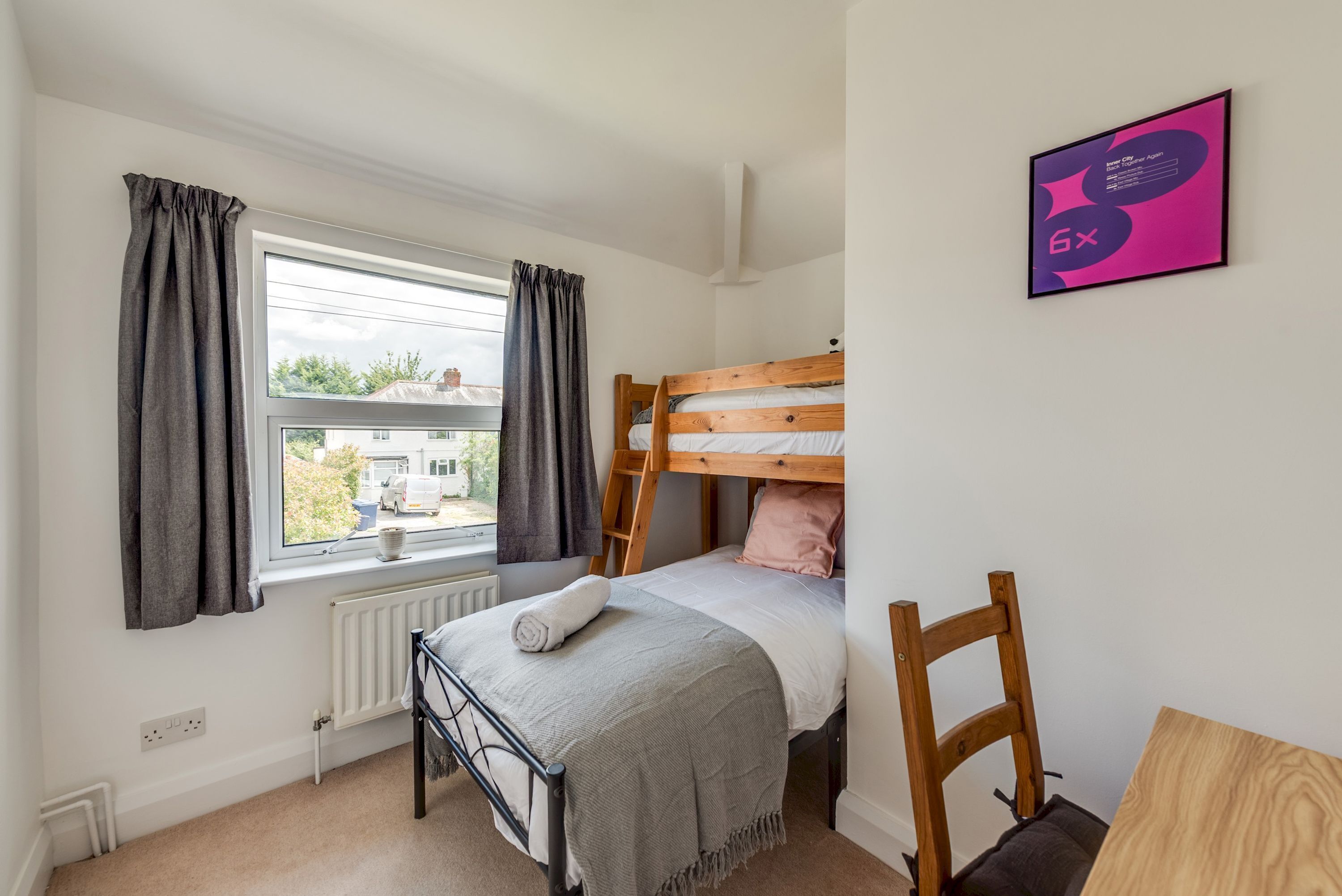 1 slaapkamer, een bureau, een strijkplank/strijkijzer, beddengoed