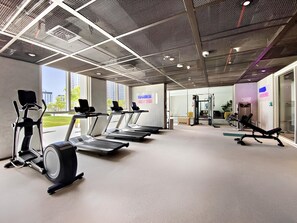 Ein Fitnessstudio mit Laufbändern, Ergometer und Krafttrainingsgeräten.