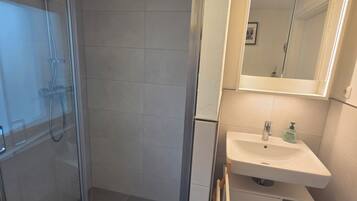 Dusche, Handtücher, Seife, Toilettenpapier