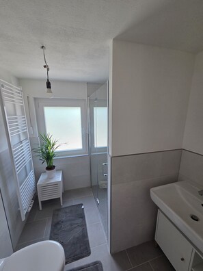 Shower, towels, soap, toilet paper - Vacation Rental in the Heart of Gieselwerder (Wesertal)