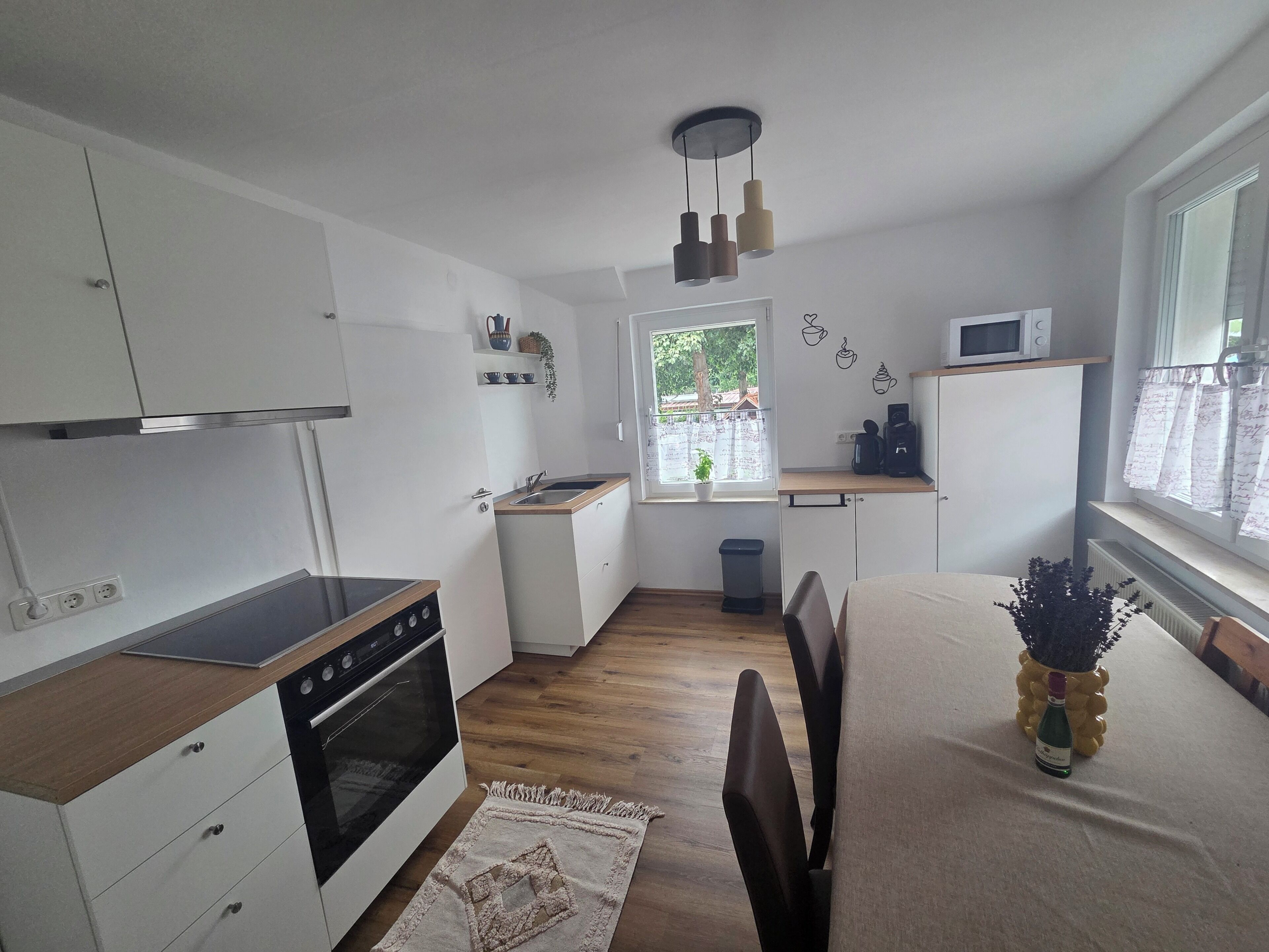 Wasserkocher mit Kaffee-/Teezubehör, Kühlschrank, Mikrowelle, Ofen