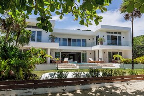 Exterior - Spacious 4 bed 4 1/2 bath Beachfront home with pool (Islas de la Bahía)