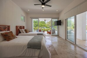 Iron/ironing board, WiFi, bed sheets - Spacious 4 bed 4 1/2 bath Beachfront home with pool (Islas de la Bahía)
