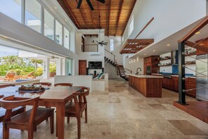 Dining - Spacious 4 bed 4 1/2 bath Beachfront home with pool (Islas de la Bahía)