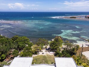 Beach - Spacious 4 bed 4 1/2 bath Beachfront home with pool (Islas de la Bahía)