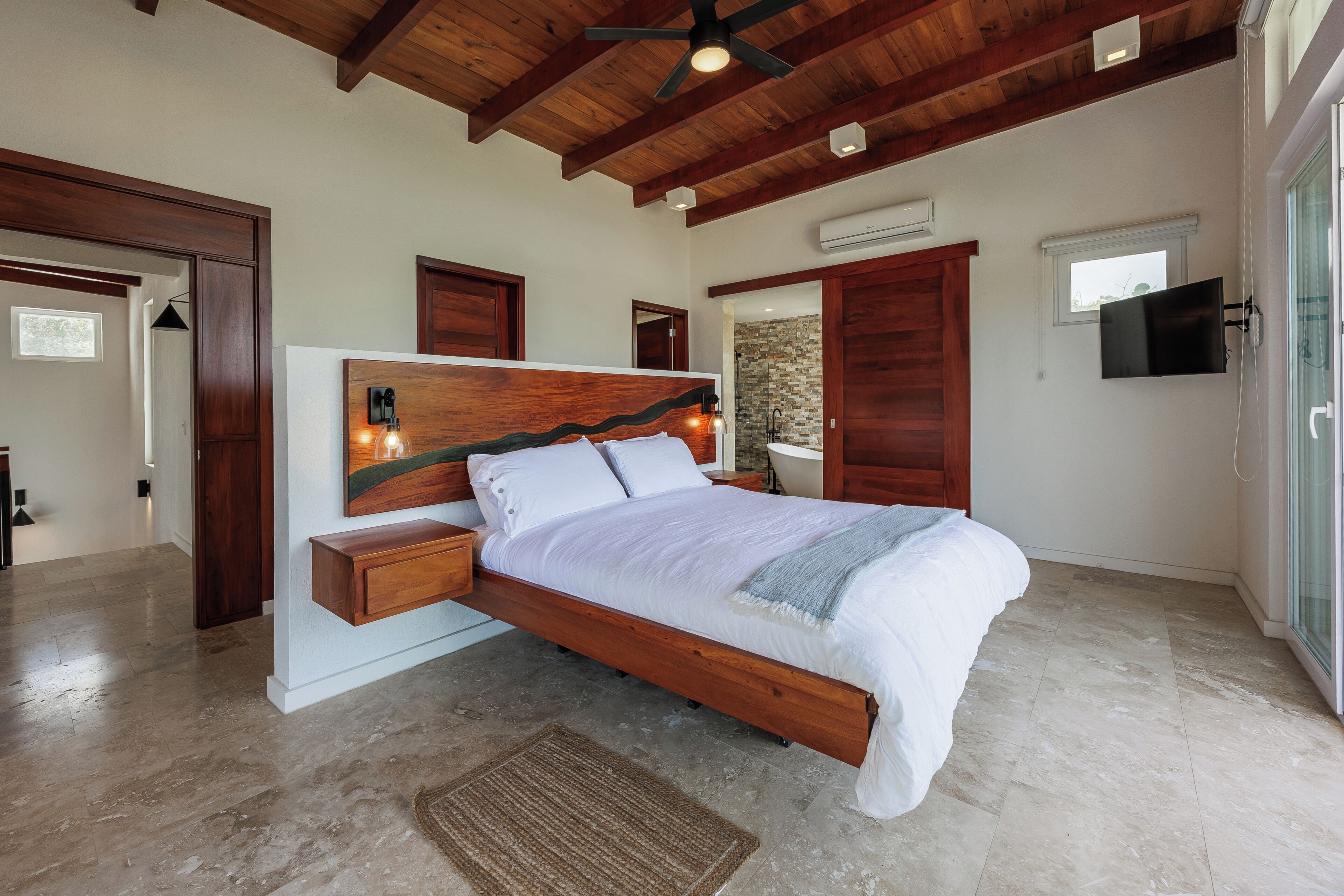 4 bedrooms, iron/ironing board, WiFi, bed sheets