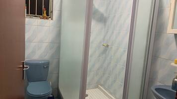 Habitación de lujo doble, patio | Baño | Zapatillas