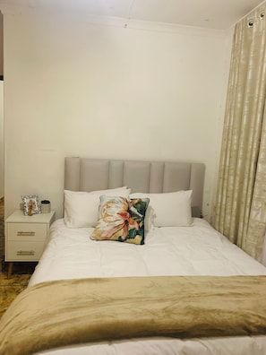Cortinas blackout, tabla de planchar con plancha y wifi gratis 